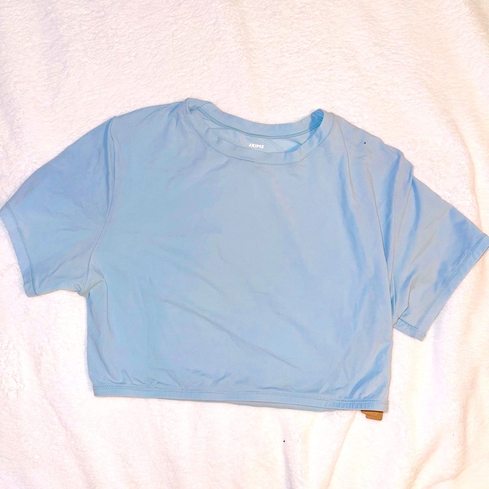 SKIMS Stretch Crop Tee – Sky Blue – Size L (Fits S/M), NWT